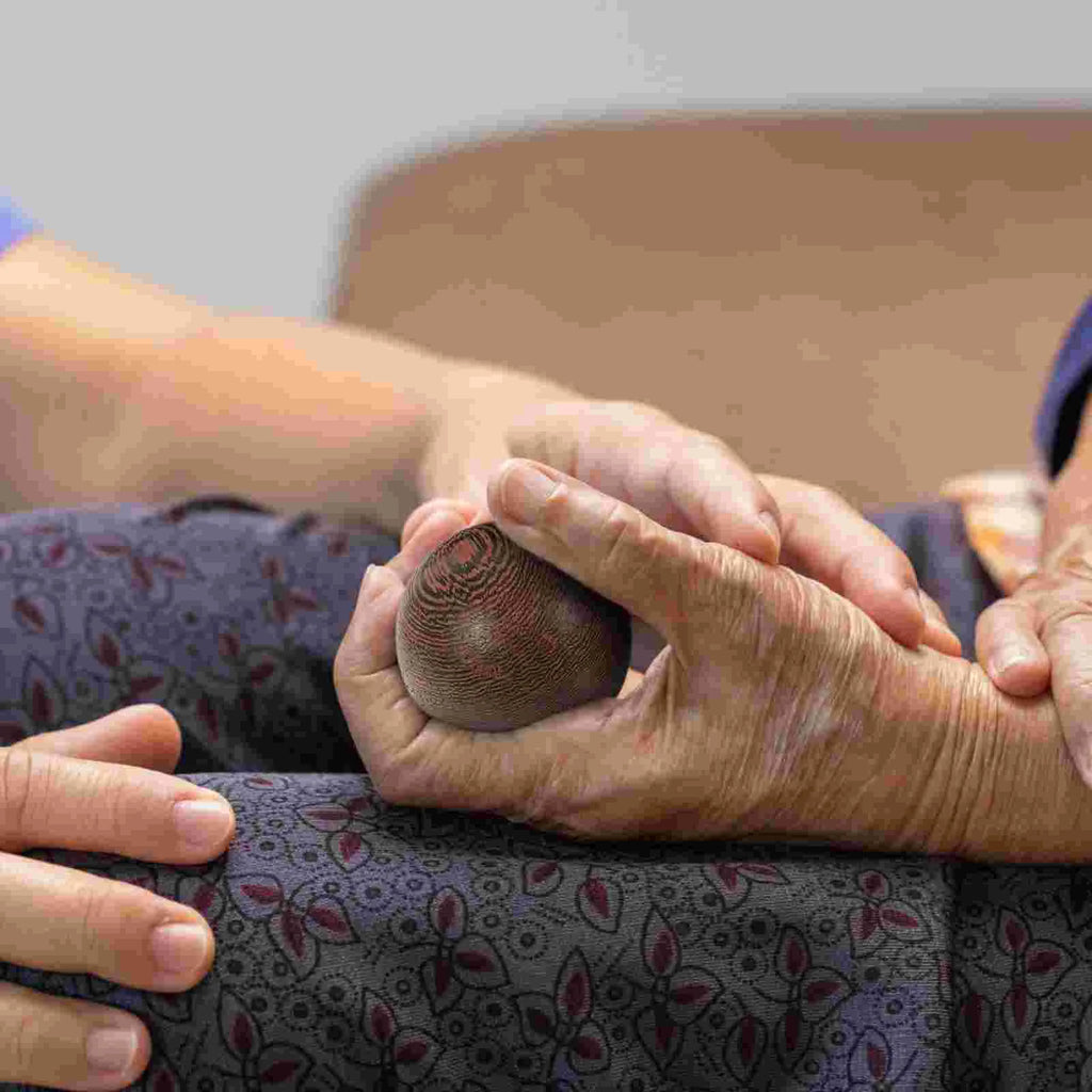 2Pcs Rosewood Hand Hand Exercise Balls Baoding Hand Exercise Balls Chinese Acupoint Hand Exercise Balls Adult Wrist Hand